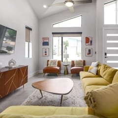 Casa Contempo - Sleeps 6, Parking, Pool, Yard, NEW