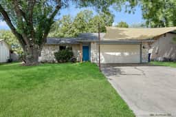 12 Min to Airport + Spacious Backyard and Fire Pit - Image 4