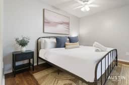 Hyde Park Studio Apt + King Bed and Free Parking - Image 3