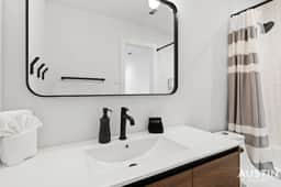 Insta-Ready Apartment in Barton Hills w/ King Bed - Image 4