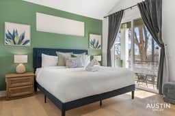 Luxury Living, Close to UT w BBQ & Cowboy Pool - Image 4