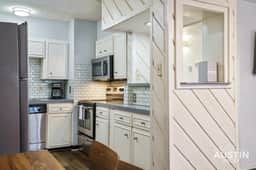 Near UT Dining, & Nightlife Apt For 4 w/ Parking! - Image 4