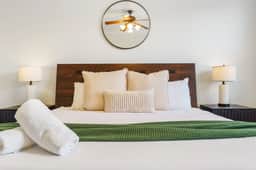 Perfect Central Location + Free Prkg and Cozy Beds - Image 3