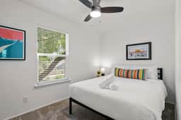 Recently Renovated E Austin Duplex + Free Parking - Image 4