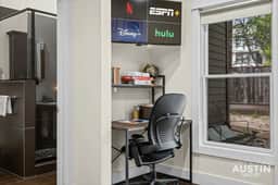 SoCo Hideaway - King Comfort Near Lady Bird Lake! - Image 4