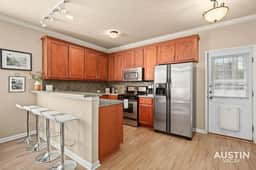 Spectacular Neighborhood! Spacious House and Yard - Image 2