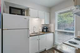 Studio Near Downtown + Free Parking + Pets Allowed - Image 4