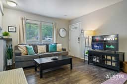 Studio Near Downtown + Free Parking + Pets Allowed - Image 2