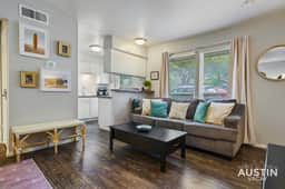 Studio Near Downtown + Free Parking + Pets Allowed - Image 3