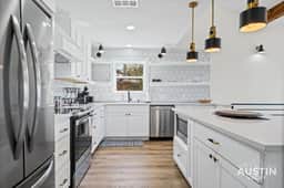 Stylish Lake Travis Stay Mins to The Oasis & More - Image 3
