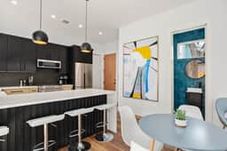 Super Stunning Back House w Terrace in East Chavez - Image 2