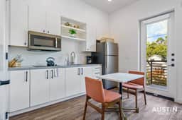 Vibrant Austin Studio | Balcony + Parking + Wi-Fi - Image 4
