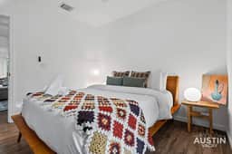 Walk to Bars, Dog-Friendly Bungalow & Parking - Image 3