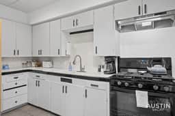 Walk to Bars, Dog-Friendly Bungalow & Parking - Image 2