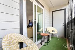 Walk to Dining & More in Brentwood, Free Parking - Image 3