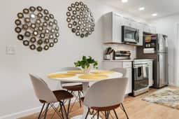 Walk to Dining & More in Brentwood, Free Parking - Image 4