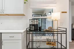 Walk to Dining & More in Brentwood, Free Parking - Image 2