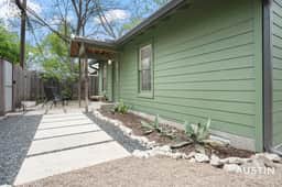Walk to Lady Bird Lake from Perfectly Quaint Home - Image 4