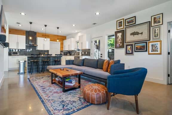 10-Min to ABIA, UT, Downtown Bright & Dog-Friendly - Image 1