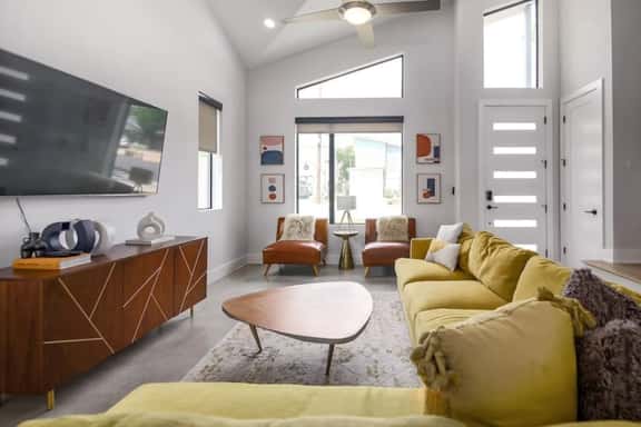 Casa Contempo - Sleeps 6, Parking, Pool, Yard, NEW - Image 1