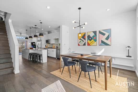 Central Condo w/ Balcony, Close to DT & Food - Image 1