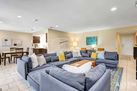 Feels Like Home | Beautiful Yard Near The Domain - Image 1