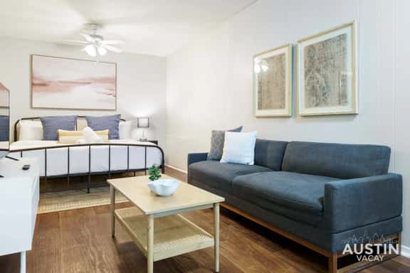 Hyde Park Studio Apt + King Bed and Free Parking - Image 1