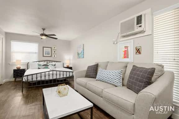 King Bed + Pool + Free Parking | Close To Zilker! - Image 1