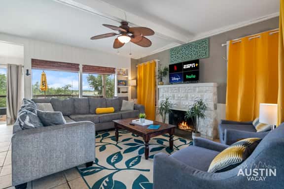 LakeTravis 4BR :Waterpark Access+views +walk to lake - Image 1