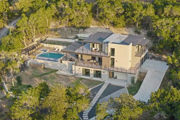 Luxury Living w Infinity Pool & Game Room Lounge - Image 1
