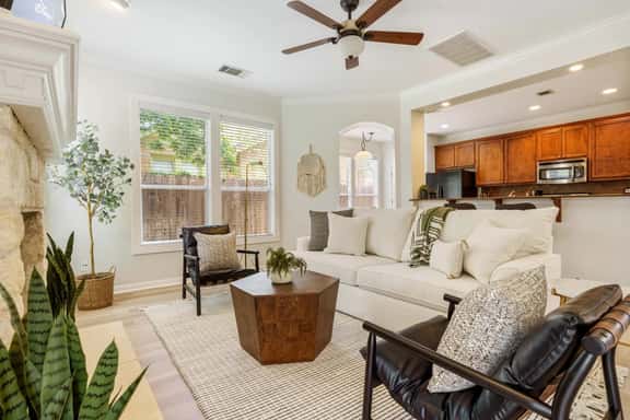 Perfect Central Location + Free Prkg and Cozy Beds - Image 1