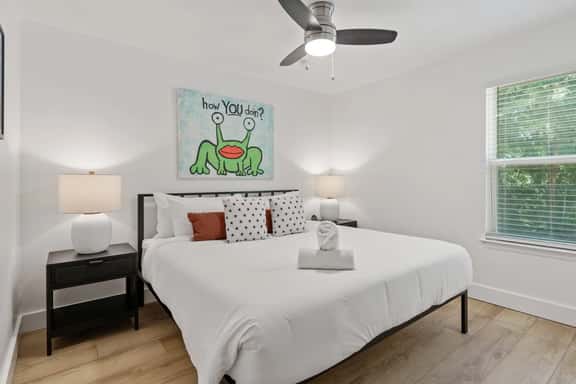 Recently Renovated E Austin Duplex + Free Parking - Image 1