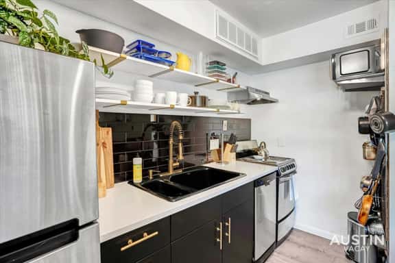 Riverside Gem for 4 | Swimming Pool + Free Parking - Image 1
