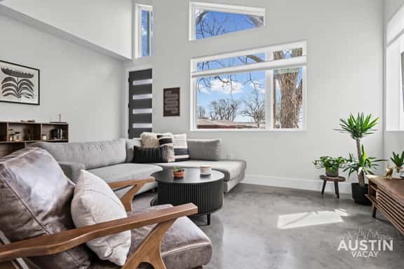 Sleek Brentwood Stay - Walk to Beer & Burnet Bites - Image 1