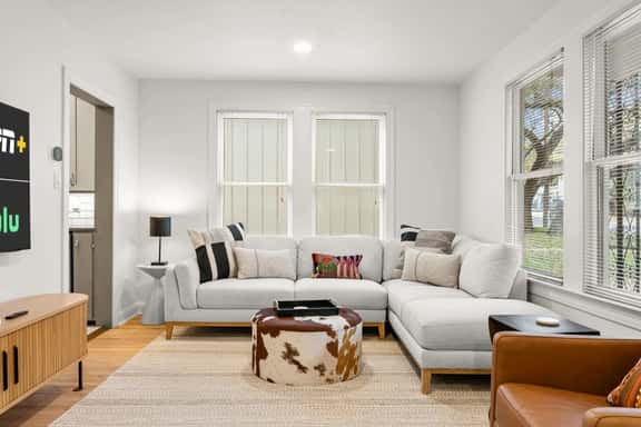 SoCo Charmer w K Suites Perfect for Group Getaways - Image 1