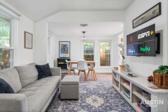 Walk to Bars, Dog-Friendly Bungalow & Parking - Image 1