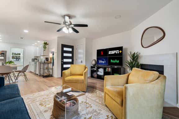 Walk to Dining & More in Brentwood, Free Parking - Image 1