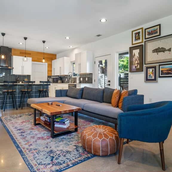 10-Min to ABIA, UT, Downtown Bright & Dog-Friendly - Image 1