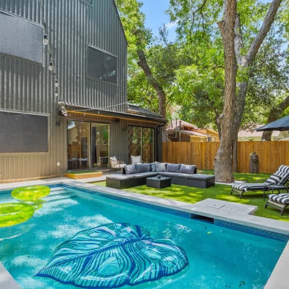 Brand New Luxurious Property + Huge Outdoor Space! - Image 1