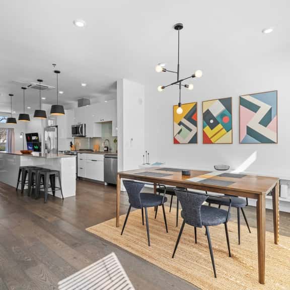 Central Condo w/ Balcony, Close to DT & Food - Image 1