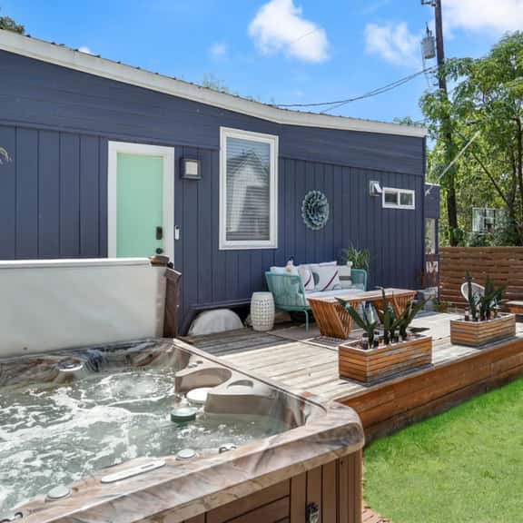 HGTV Featured Tiny Home w Hot Tub Near East 6th St - Image 1