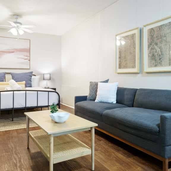 Hyde Park Studio Apt + King Bed and Free Parking - Image 1