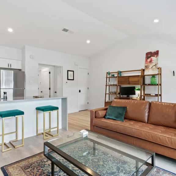 Insta-Ready Apartment in Barton Hills w/ King Bed - Image 1