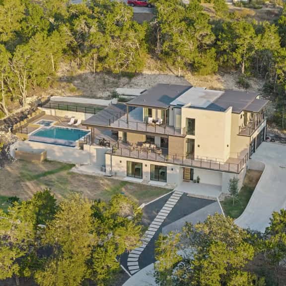 Luxury Living w Infinity Pool & Game Room Lounge - Image 1