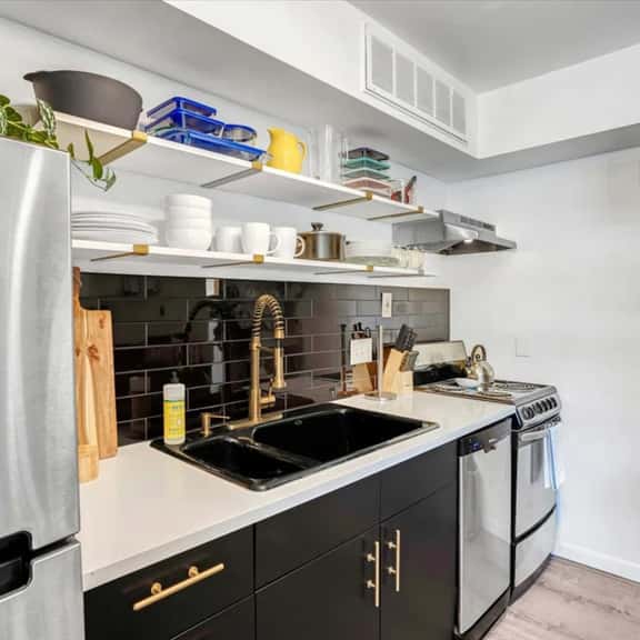 Riverside Gem for 4 | Swimming Pool + Free Parking - Image 1