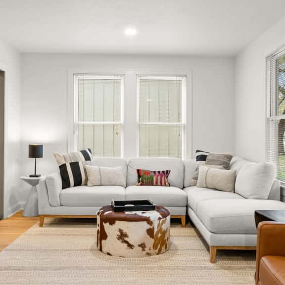 SoCo Charmer w K Suites Perfect for Group Getaways - Image 1