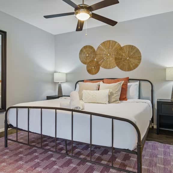 Studio Near Downtown + Free Parking + Pets Allowed - Image 1