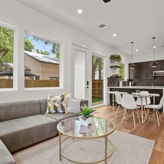 Super Stunning Back House w Terrace in East Chavez - Image 1