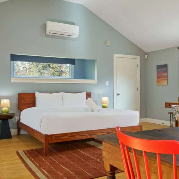 Tarrytown Studio Apt w/Kitchenette + King Bed - Image 1