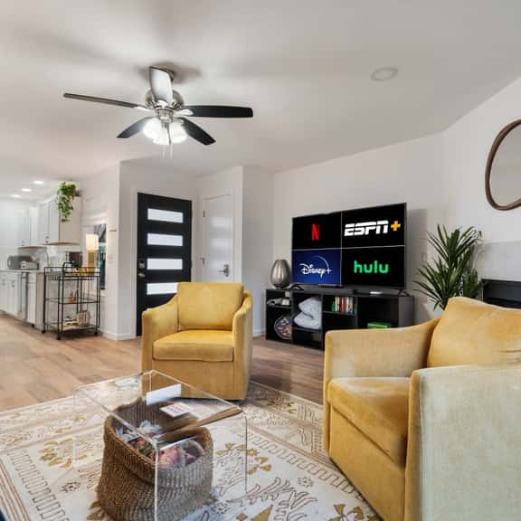 Walk to Dining & More in Brentwood, Free Parking - Image 1